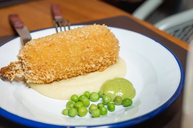 Kahvaltı, öğle yemeği pirzola ve bezelyeli patates püresi.