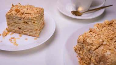 Yakın görüş, açık yüzeyde Napolyon pastası, beyaz tabak, yan görüş. Yazı için yer