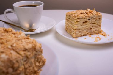 Yakın görüş, açık yüzeyde Napolyon pastası, beyaz tabak, yan görüş. Yazı için yer