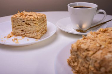 Yakın görüş, açık yüzeyde Napolyon pastası, beyaz tabak, yan görüş. Yazı için yer