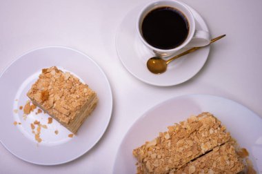 Yakın görüş, açık yüzeyde Napolyon pastası, beyaz tabak, yan görüş. Yazı için yer