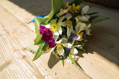 Ahşap bir yüzeyde düğün buketi. Ukrayna düğün buketi üst görünümü