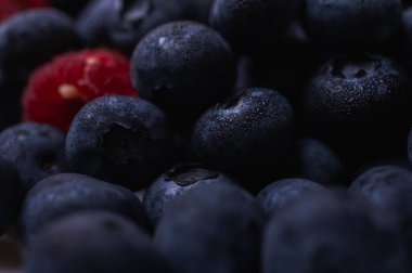 Yabanmersini, yaklaşın. Böğürtlenlere su. Böğürtlen arka planı 