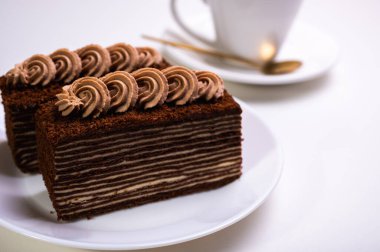 Beyaz tabakta lezzetli bir Spartacus keki, yakın plan. Hafif arkaplan