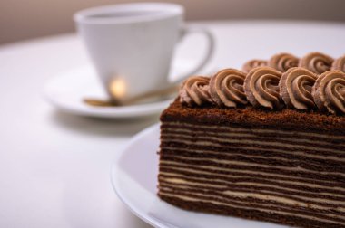 Beyaz tabakta lezzetli bir Spartacus keki, yakın plan. Hafif arkaplan