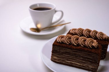 Beyaz tabakta lezzetli bir Spartacus keki, yakın plan. Hafif arkaplan