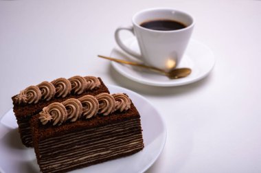 Beyaz tabakta lezzetli bir Spartacus keki, yakın plan. Hafif arkaplan