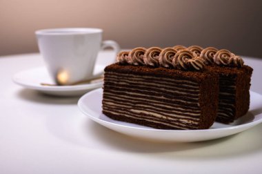 Beyaz tabakta lezzetli bir Spartacus keki, yakın plan. Hafif arkaplan