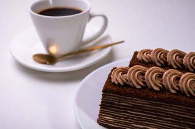 Sabah kahvesi, hafif bir arka planda bir parça spartak kekle çay..