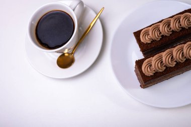 Sabah kahvesi, hafif bir arka planda bir parça spartak kekle çay..