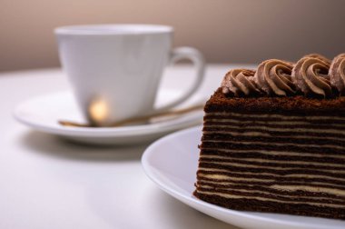 Sabah kahvesi, hafif bir arka planda bir parça spartak kekle çay..