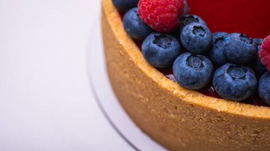 Üst manzara, peynirli cheesecake yakın plan taze böğürtlen, böğürtlen ve ahududu ile süslenmiş hafif arka plan, metin için yer