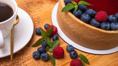 Peynirli cheesecake yakın plan görüntüsü. Taze böğürtlen, yabanmersini ve ahududu ile süslenmiş.