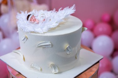 Küçük bir çocuk şeklinde vaftiz pastası, parlak ve şenlikli.