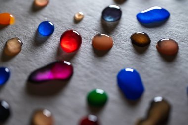 Işık tablosu, arka plan, arka plan, grafik arka plan üzerinde çok renkli su damlaları. Yakın çekim görünümü