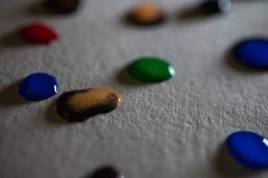 Işık tablosu, arka plan, arka plan, grafik arka plan üzerinde çok renkli su damlaları. Yakın çekim görünümü