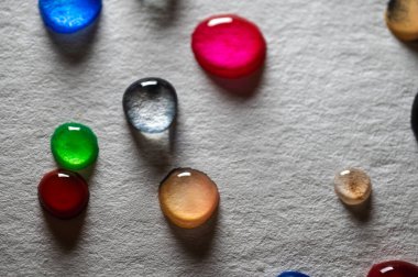 Işık tablosu, arka plan, arka plan, grafik arka plan üzerinde çok renkli su damlaları. Yakın çekim görünümü