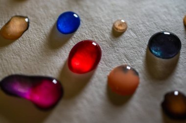 Işık tablosu, arka plan, arka plan, grafik arka plan üzerinde çok renkli su damlaları. Yakın çekim görünümü