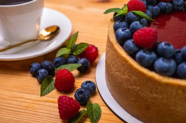 Üst manzara, taze böğürtlen, böğürtlen ve ahududu ile süslenmiş peynirli cheesecake yakın plan, yazı için yer. Şenlikli görünüm