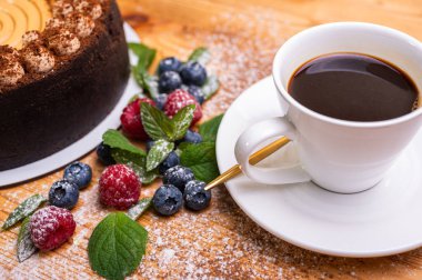 Kremalı cheesecake yakın plan, taze böğürtlen, yabanmersini ve ahududu ile süslenmiş, bayramlık yeni yıl pastası, Noel