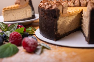 Kremalı cheesecake yakın plan, taze böğürtlen, yabanmersini ve ahududu ile süslenmiş, bayramlık yeni yıl pastası, Noel