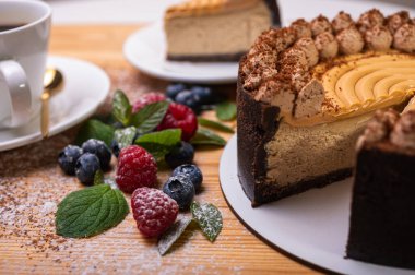 Kremalı cheesecake yakın plan, taze böğürtlen, yabanmersini ve ahududu ile süslenmiş, bayramlık yeni yıl pastası, Noel