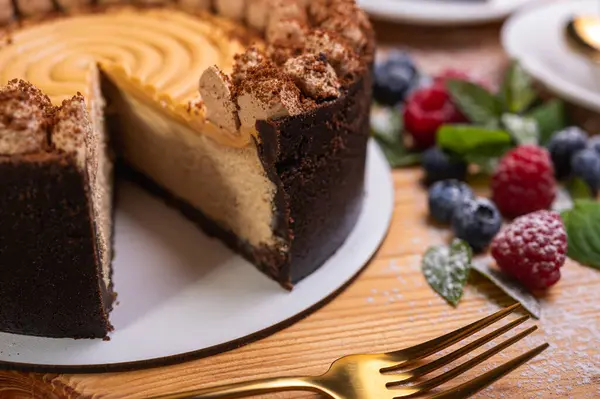 Kremalı cheesecake yakın plan, taze böğürtlen, yabanmersini ve ahududu ile süslenmiş, bayramlık yeni yıl pastası, Noel