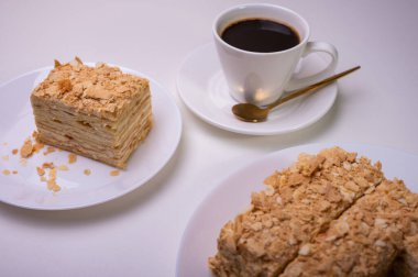 Yakın görüş, açık yüzeyde Napolyon pastası, beyaz tabak, yan görüş. Yazı için yer