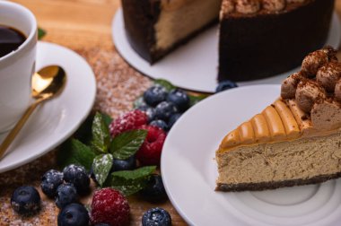 Kremalı cheesecake, taze böğürtlen, böğürtlen ve ahududu ile süslenmiş, bayramlık yeni yıl pastası, Noel. Yukarıdan