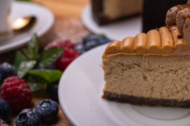 Kremalı cheesecake, taze böğürtlen, böğürtlen ve ahududu ile süslenmiş, bayramlık yeni yıl pastası, Noel. Yukarıdan