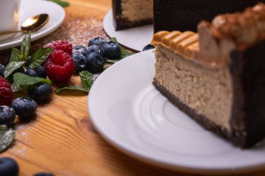 Kremalı cheesecake, taze böğürtlen, böğürtlen ve ahududu ile süslenmiş, bayramlık yeni yıl pastası, Noel. Yukarıdan