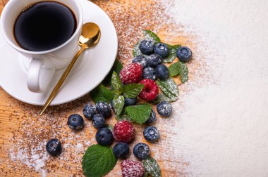 Hafif bardakta kahve, kremalı makarna, taze böğürtlen, yabanmersini ve ahududu ile süslenmiş, bayramlık yeni yıl pastası, Noel