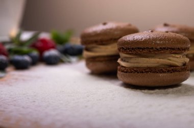 Hafif bardakta kahve, kremalı makarna, taze böğürtlen, yabanmersini ve ahududu ile süslenmiş, bayramlık yeni yıl pastası, Noel