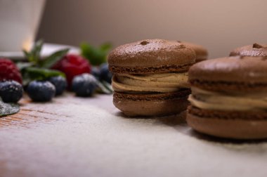 Hafif bardakta kahve, kremalı makarna, taze böğürtlen, yabanmersini ve ahududu ile süslenmiş, bayramlık yeni yıl pastası, Noel