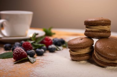 Hafif bardakta kahve, kremalı makarna, taze böğürtlen, yabanmersini ve ahududu ile süslenmiş, bayramlık yeni yıl pastası, Noel
