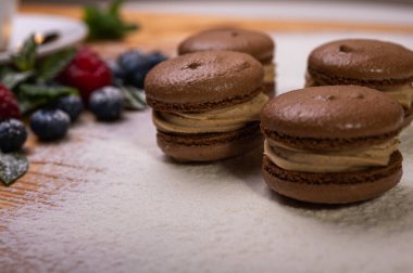 Hafif arka planda çikolatalı tatlılar, ahududu ve yaban mersinli. Noel şenliği arka planı