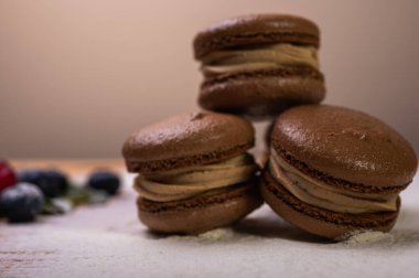 Hafif arka planda çikolatalı tatlılar, ahududu ve yaban mersinli. Noel şenliği arka planı