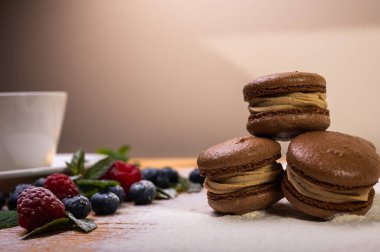 Hafif arka planda çikolatalı tatlılar, ahududu ve yaban mersinli. Noel şenliği arka planı