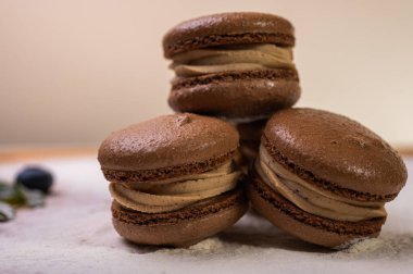 Hafif arka planda çikolatalı tatlılar, ahududu ve yaban mersinli. Noel şenliği arka planı