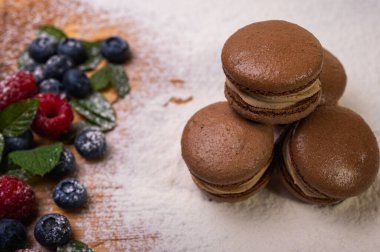 Hafif arka planda çikolatalı tatlılar, ahududu ve yaban mersinli. Noel şenliği arka planı