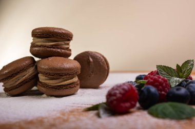 Hafif arka planda çikolatalı tatlılar, ahududu ve yaban mersinli. Noel şenliği arka planı