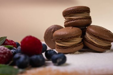 Hafif arka planda çikolatalı tatlılar, ahududu ve yaban mersinli. Noel şenliği arka planı