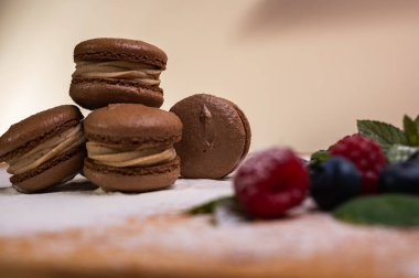 Hafif arka planda çikolatalı tatlılar, ahududu ve yaban mersinli. Noel şenliği arka planı