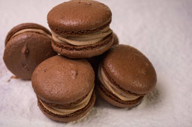 Hafif arka planda çikolatalı tatlılar, ahududu ve yaban mersinli. Noel şenliği arka planı