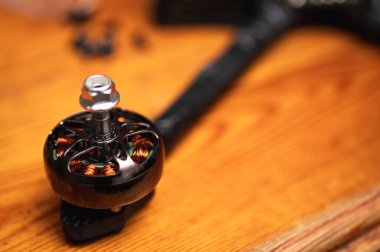 Çerçeve, FPV yarış insansız hava aracı çerçevesi, montaj, lehimleme, Ukrayna silahlı kuvvetleri için, masaüstü araçları ile yüklenmiş, yakın görünüm