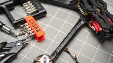 Çerçeve, FPV yarış insansız hava aracı çerçevesi, montaj, lehimleme, Ukrayna silahlı kuvvetleri için, masaüstü araçları ile yüklenmiş, yakın görünüm