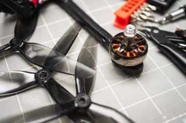 Çerçeve, FPV yarış insansız hava aracı çerçevesi, montaj, lehimleme, Ukrayna silahlı kuvvetleri için, masaüstü araçları ile yüklenmiş, yakın görünüm