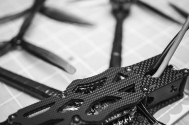 siyah ve beyaz fotoğraf, Frame, FPV yarış aracı çerçevesi, montaj, lehimleme, Ukrayna silahlı kuvvetleri için, masaüstü, yakın görüş araçları ile yüklenmiş