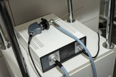 Bir otolaringolojist ofisi, boğaz, burun ve kulakları incelemek için aletler.