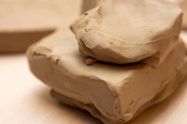 kil ürünleri üretmek için hafif arkaplanda bir parça kil